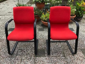 2 kantoor stoelen beschikbaar voor biedingen