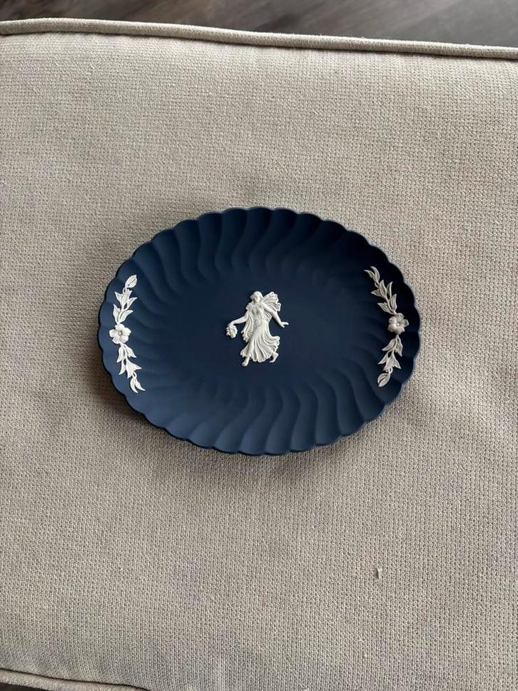 Wedgwood Schaaltje Donkerblauw Dame Bloemen, Antiek en Kunst, Antiek | Keramiek en Aardewerk, Ophalen of Verzenden