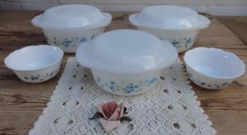 4 Vintage ovenschalen + 2 kommetjes, Arcopal Veronica beschikbaar voor biedingen