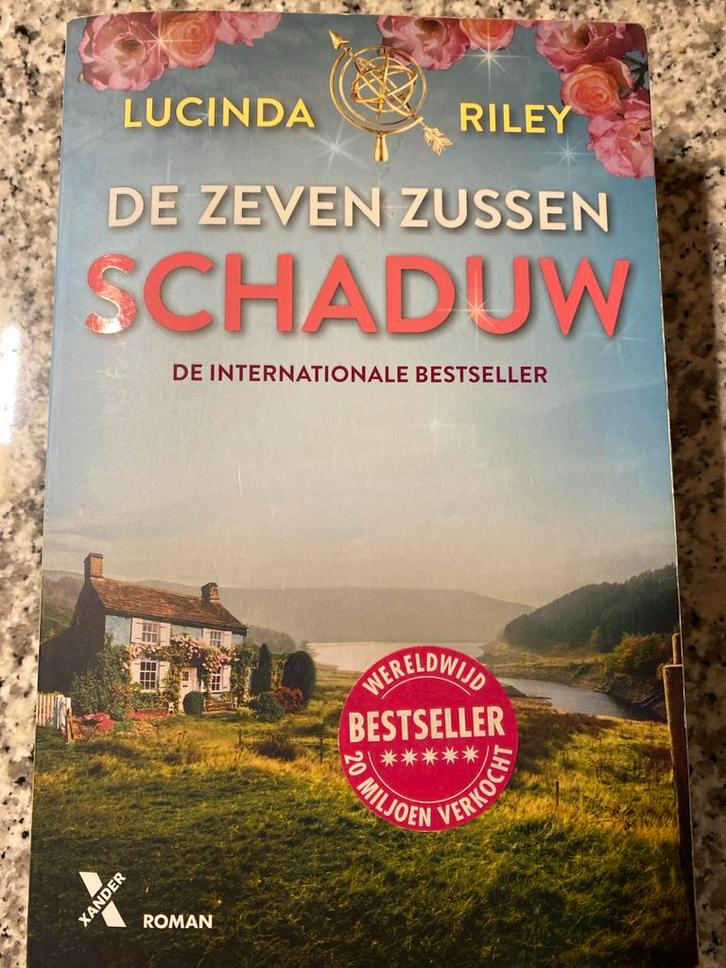 De zeven zussen: Schaduw - Lucinda Riley, Boeken, Romans, Zo goed als nieuw, Nederland, Ophalen of Verzenden