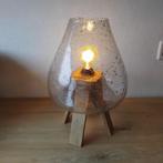 Tafellamp, met mooie glazen kap, op houten pootjes., Huis en Inrichting, Lampen | Tafellampen, Ophalen of Verzenden, Zo goed als nieuw