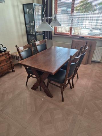 Eettafel met 4 stoelen beschikbaar voor biedingen