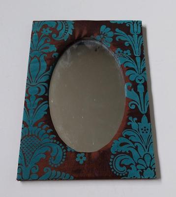 Vintage jaren ’70 spiegel met stofbekleed beschikbaar voor biedingen