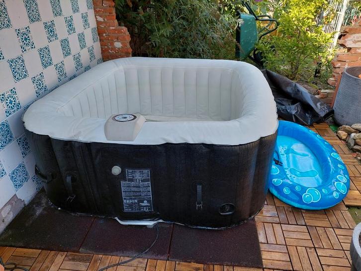 Opblaasbare hottub incl. bijbehoren (4-persoons), Tuin en Terras, Bubbelbaden en Hottubs, Zo goed als nieuw, Afdekzeil, Ophalen