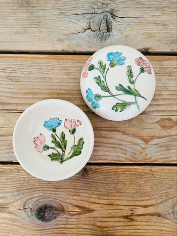 Schaaltje handgeschilderd bakje bloemen flowers beschikbaar voor biedingen