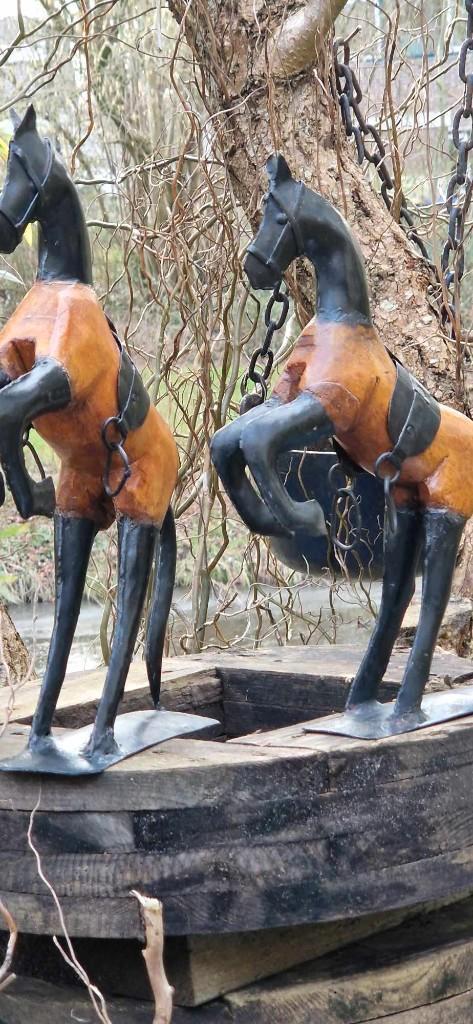 2 massief houten-ijzer gemaakte paarden sculpturen(brocante), Huis en Inrichting, Woonaccessoires | Wanddecoraties, Gebruikt, Ophalen of Verzenden