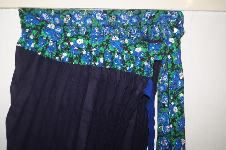 schort,  gebloemde stipwerk boord; Staphorster klederdracht, Antiek en Kunst, Antiek | Kleding en Accessoires, Ophalen of Verzenden