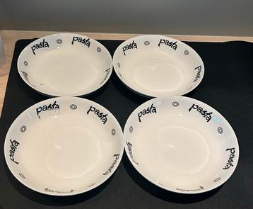 4 Pastaborden met 'Pasta' Tekst beschikbaar voor biedingen