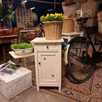 Brocante nachtkastje  beschikbaar voor biedingen