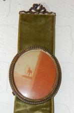 Antiek strik- fotolijstje met groen fluweel, Antiek en Kunst, Antiek | Woonaccessoires, Ophalen of Verzenden