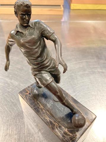 Mooi bronzen beeld van voetballer beschikbaar voor biedingen