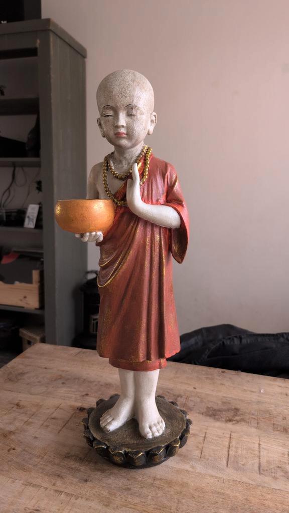 Boeddhabeeld Jonge Monnik Rood/Goud, Antiek en Kunst, Kunst | Beelden en Houtsnijwerken, Ophalen of Verzenden