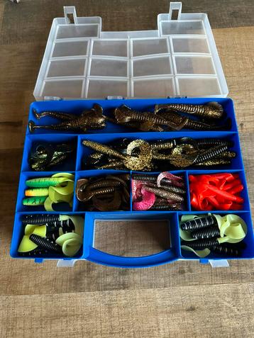 Twee boxen met kunstaas beschikbaar voor biedingen