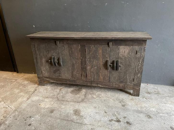 Oud vergrijsd houten kast aura Peeperkorn landelijk dressoir, Huis en Inrichting, Kasten | Dressoirs, Metaal