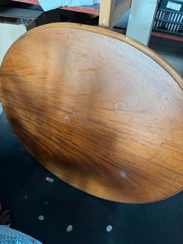 Antieke Ovale Tafel met Gedraaide Voet beschikbaar voor biedingen