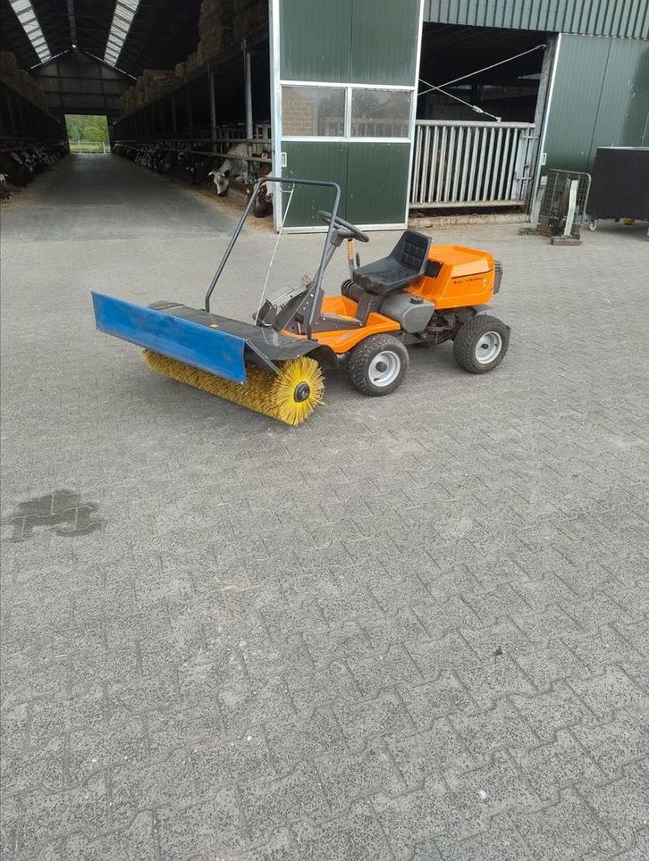 Husqvarna  gazonmaaier &veegmachine, Tuin en Terras, Zitmaaiers, Zo goed als nieuw, 90 tot 120 cm, Ophalen