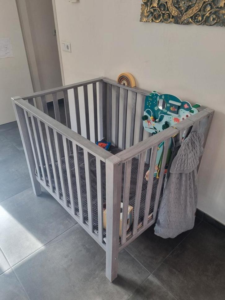 Mooie grijze box!, Kinderen en Baby's, Boxen, Zo goed als nieuw, Boxkleed, Ophalen