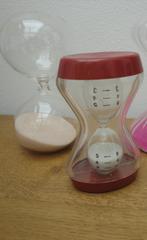 2 mooie verschillende zandlopers glas en plastic, Antiek en Kunst, Curiosa en Brocante, Ophalen of Verzenden