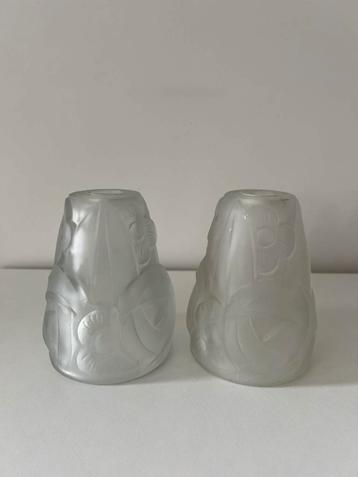 Twee Franse vintage glazen lampenkapjes van Degué beschikbaar voor biedingen