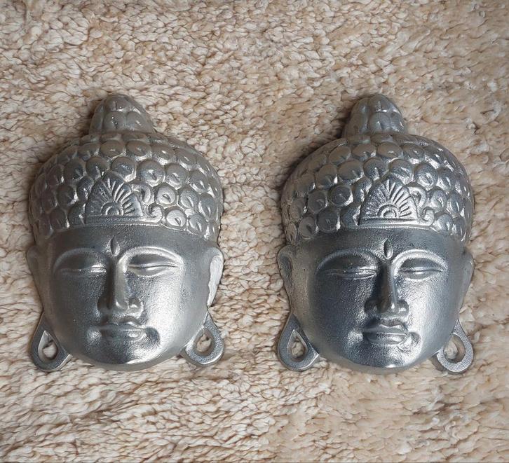 Twee grote zilverkleurige Boeddha Hoofden - Wanddecoratie, Huis en Inrichting, Woonaccessoires | Boeddhabeelden, Zo goed als nieuw