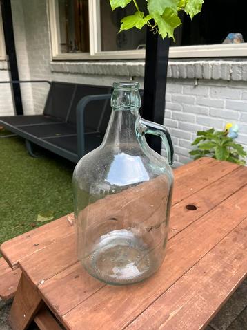 Glazen stolp of vergistingsfles beschikbaar voor biedingen