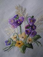 tafelkleedje met geborduurde viooltjes nr LL 304, Antiek en Kunst, Verzenden