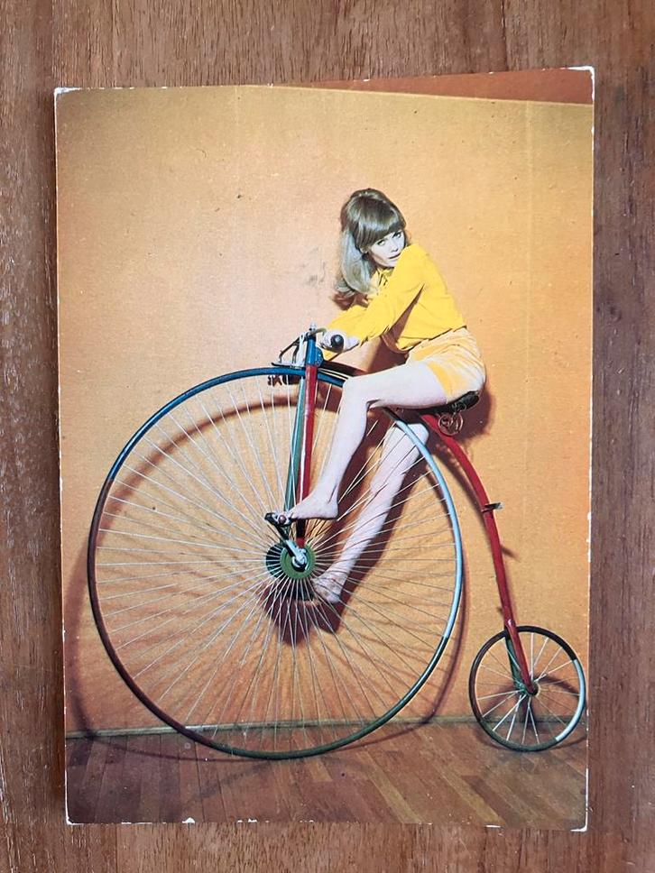 Mooie Vrouw op hoge bi fiets., Verzamelen, Ansichtkaarten | Themakaarten, Gelopen, 1980 tot heden, Sport en Spel, Ophalen of Verzenden