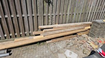 Houten balken beschikbaar voor biedingen