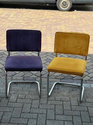 2 Stoelen “ZUIVER” beschikbaar voor biedingen