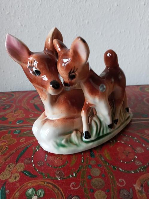 Schattig beeldje met hertjes en bloempotje, Antiek en Kunst, Antiek | Keramiek en Aardewerk, Verzenden