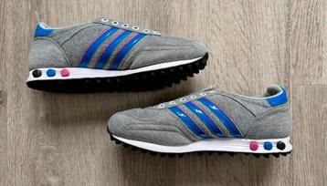 Adidas sneakers grijs. beschikbaar voor biedingen