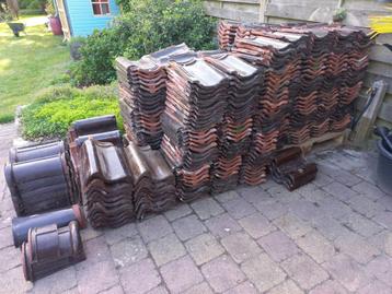 Partij dakpannen met gevelpannen en nokpannen beschikbaar voor biedingen