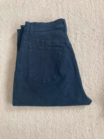 Donkerblauwe broek maat 42 (valt kleiner) beschikbaar voor biedingen
