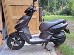 Peugeot Kisbee Black Edition - Incl. Helm, Slot & Hoes, Ophalen of Verzenden, Gebruikt, Benzine, Peugeot