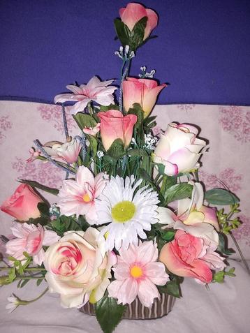 kunstboeket opgemaakt in een rechthoekig bakje beschikbaar voor biedingen