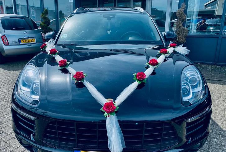 Trouwauto Versiering - Tule Slinger met Donkerrode  Rozen, Hobby en Vrije tijd, Feestartikelen, Nieuw, Versiering, Geboorte of Huwelijk