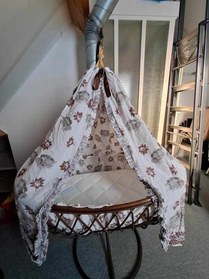 Baby wieg, Huis en Inrichting, Slaapkamer | Bedden, Zo goed als nieuw, Eenpersoons, Hout, Ophalen
