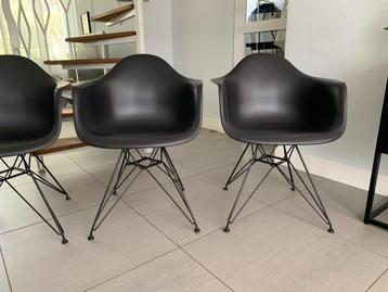 Vitra Eames kuipstoelen zwart/antraciet dar zwart beschikbaar voor biedingen