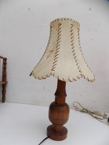 Vintage tafellamp met houten poot retro beschikbaar voor biedingen