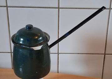 Roomkannetje met steel.  Geëmailleerd.  26 cm. beschikbaar voor biedingen