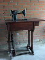 Antieke Mundlos Naaimachine op tafel / naaitafel, Ophalen