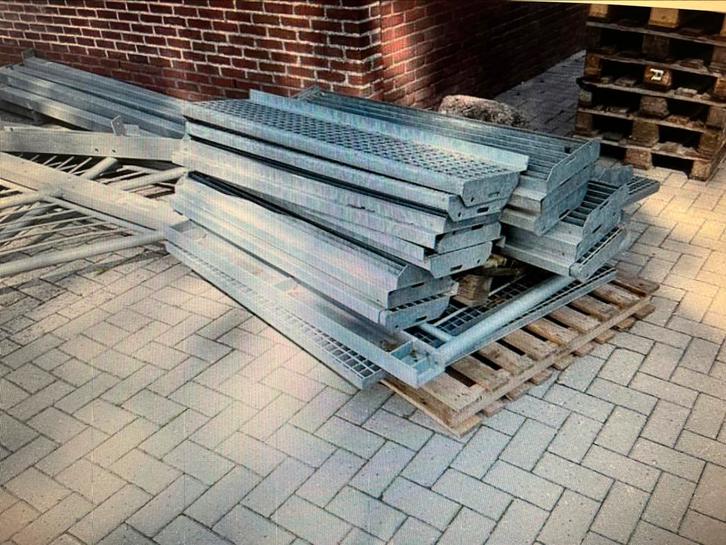 Gegalvaniseerde trap 2.80m hoog 2 bordessen 1.38 br. leuning, Doe-het-zelf en Verbouw, Ladders en Trappen, Gebruikt, Trap, 2 tot 4 meter