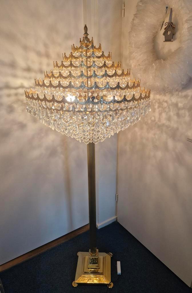 Grote swarovski kristallen staande kroonluchter  vloerlamp, Antiek en Kunst, Antiek | Lampen, Ophalen of Verzenden
