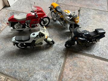 4 BMW schaalmodellen in zeer goede staat beschikbaar voor biedingen