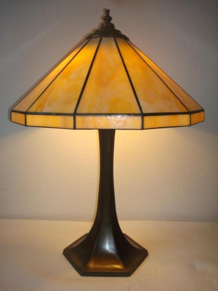 Tiffany Tafellamp in Art Deco Stijl  H.60cm, Diam. kap 41, Antiek en Kunst, Antiek | Lampen, Ophalen
