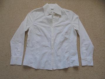 Witte blouse beschikbaar voor biedingen
