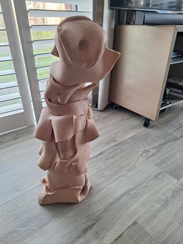 Joris Buseijne (B), een van zijn keramische uilen beschikbaar voor biedingen