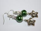 Donkergroene pareloorbellen met mooie hangertjes, Sieraden, Tassen en Uiterlijk, Oorbellen, Ophalen of Verzenden, Groen, Overige materialen