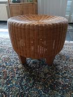 Rotan voetenbankje/bijzettafeltje/krukje met houten pootjes, Huis en Inrichting, Banken | Voetenbanken en Poefen, Ophalen, Minder dan 50 cm
