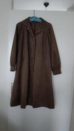 MOOIE LANGE BRUINE DAMESMANTEL VAN ZACHT MATERIAAL, Ophalen, Zo goed als nieuw, Maat 38/40 (M), Bruin